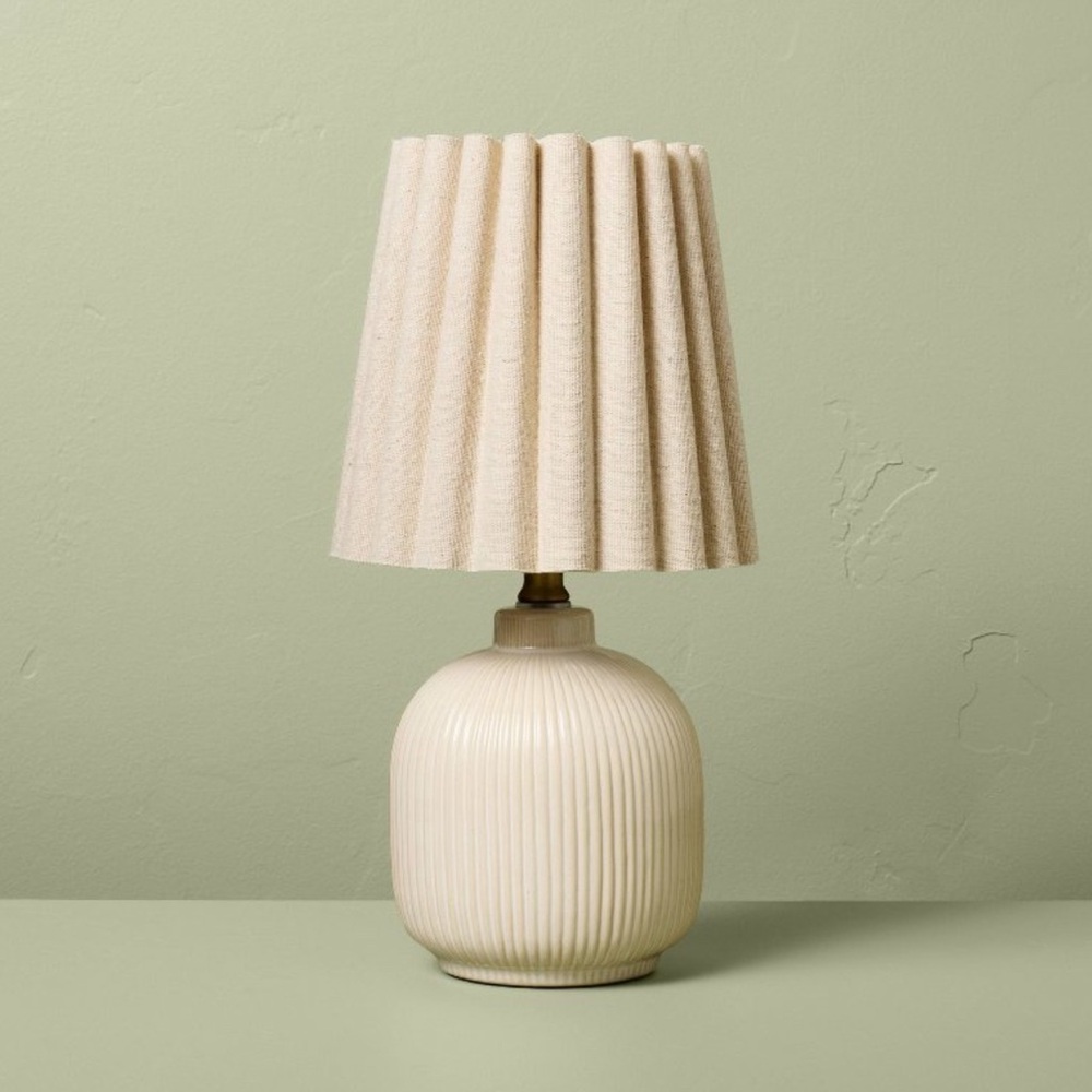 Ribbed ceramic lamp hearth & hand with magnolia